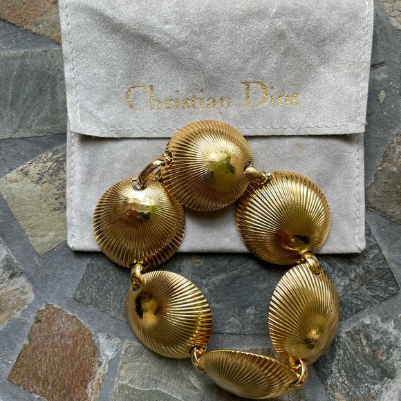 VTG Christian Dior gold tone fluted clam shell bracelet - Picture 10 of 10